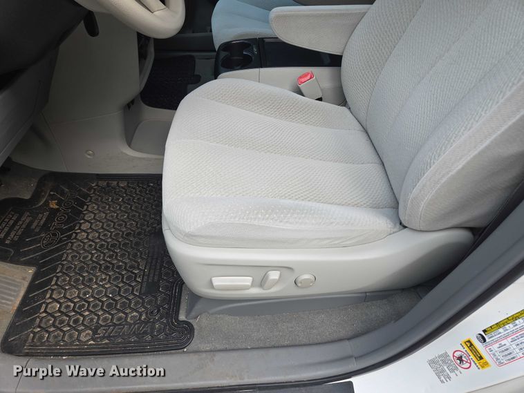 image for item EV1578 2011 Toyota Sienna LE van