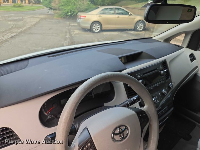 image for item EV1578 2011 Toyota Sienna LE van