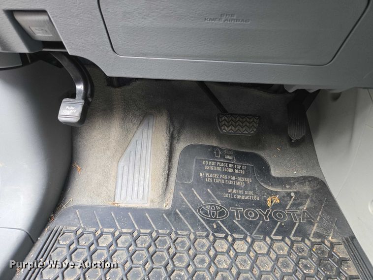 image for item EV1578 2011 Toyota Sienna LE van