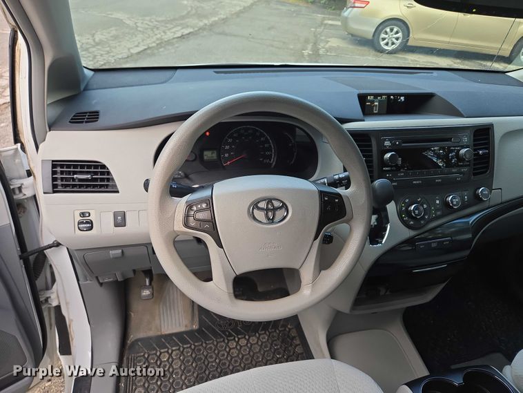 image for item EV1578 2011 Toyota Sienna LE van