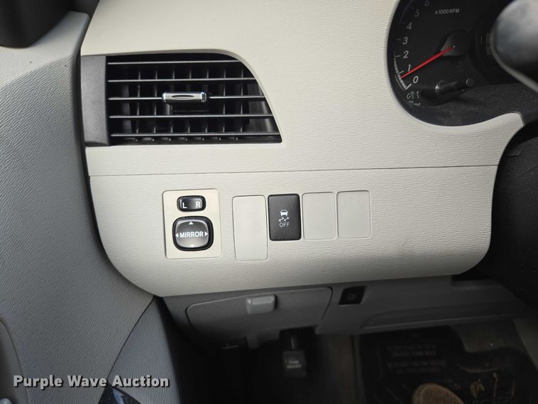 image for item EV1578 2011 Toyota Sienna LE van