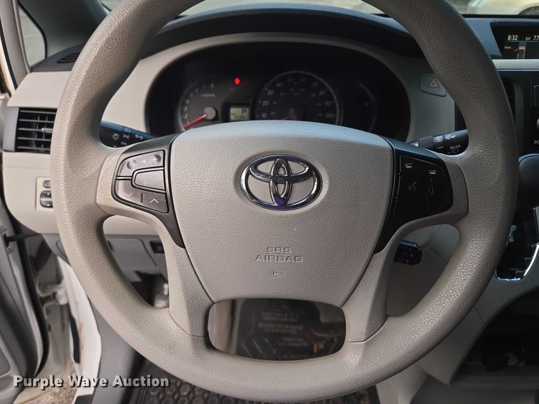 image for item EV1578 2011 Toyota Sienna LE van