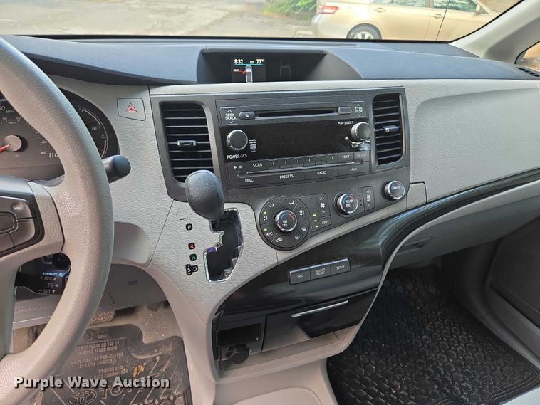 image for item EV1578 2011 Toyota Sienna LE van