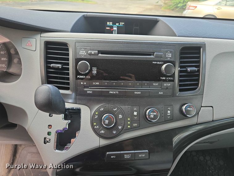 image for item EV1578 2011 Toyota Sienna LE van