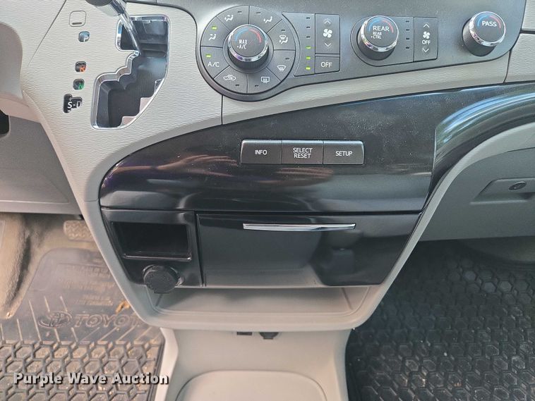 image for item EV1578 2011 Toyota Sienna LE van