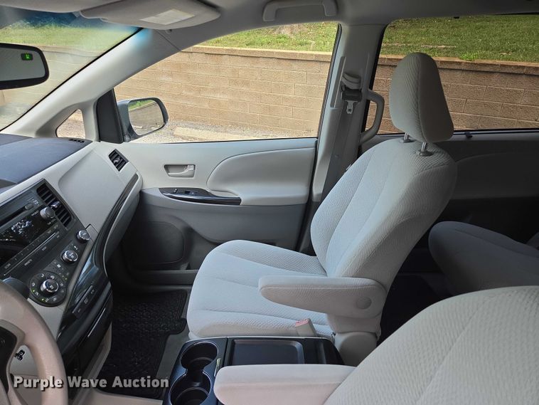 image for item EV1578 2011 Toyota Sienna LE van