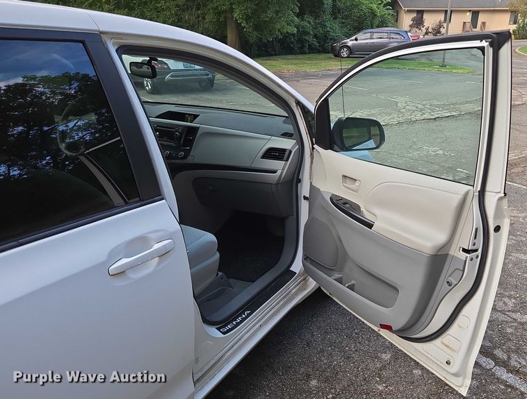 image for item EV1578 2011 Toyota Sienna LE van