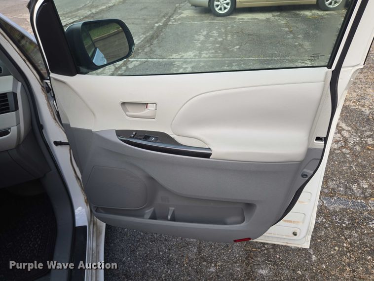 image for item EV1578 2011 Toyota Sienna LE van