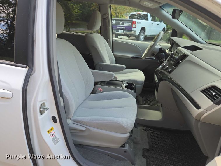 image for item EV1578 2011 Toyota Sienna LE van