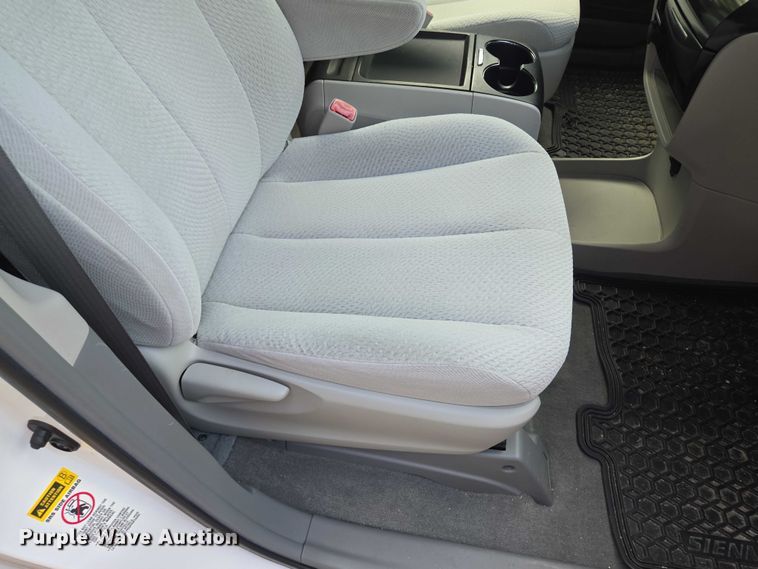 image for item EV1578 2011 Toyota Sienna LE van
