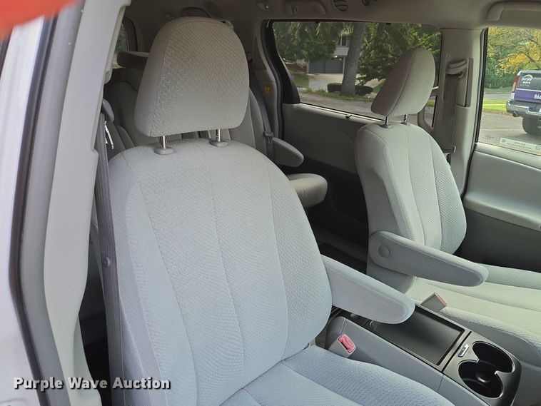 image for item EV1578 2011 Toyota Sienna LE van