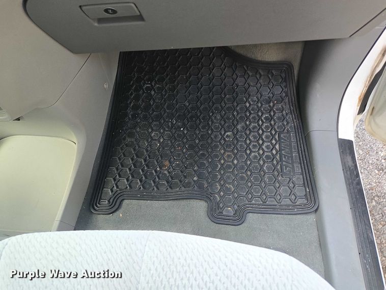 image for item EV1578 2011 Toyota Sienna LE van