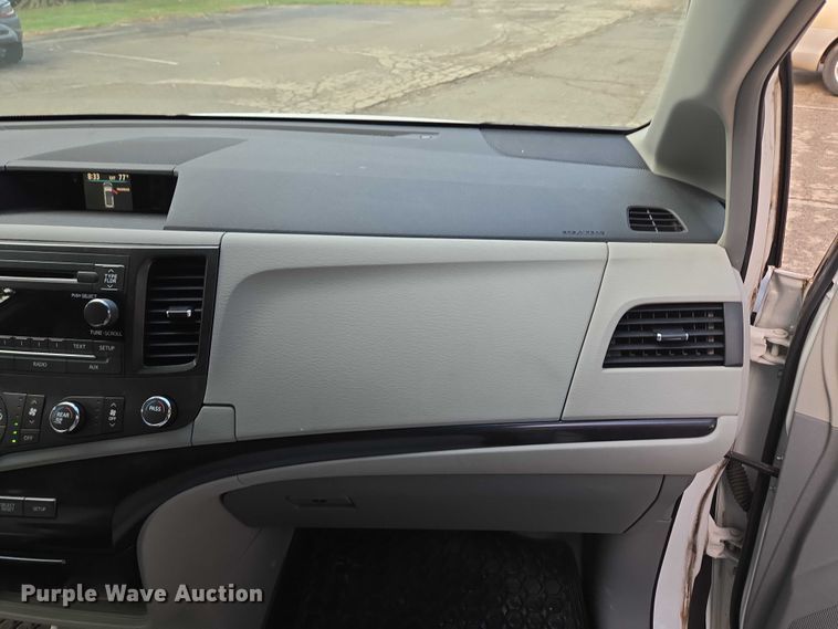 image for item EV1578 2011 Toyota Sienna LE van