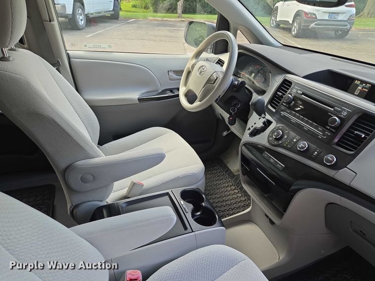 image for item EV1578 2011 Toyota Sienna LE van