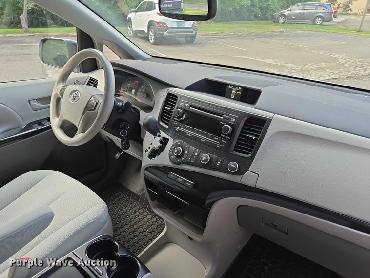 image for item EV1578 2011 Toyota Sienna LE van