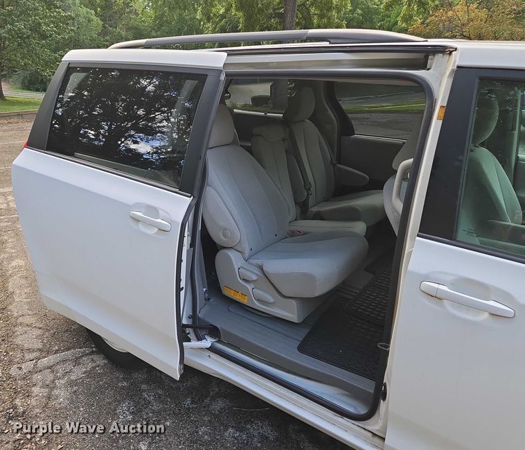 image for item EV1578 2011 Toyota Sienna LE van