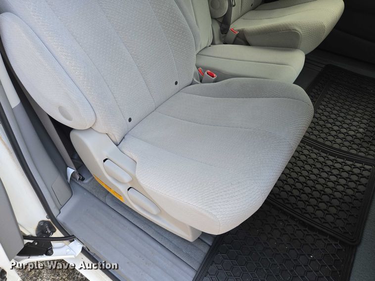 image for item EV1578 2011 Toyota Sienna LE van
