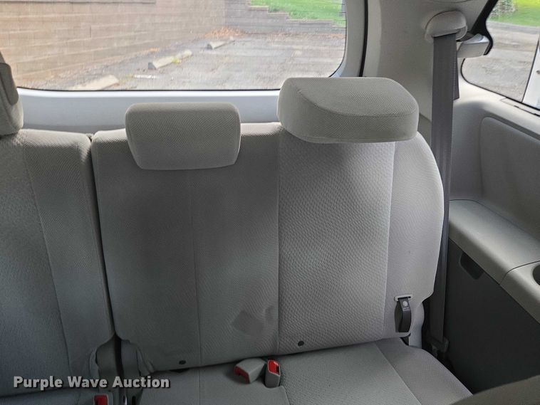 image for item EV1578 2011 Toyota Sienna LE van