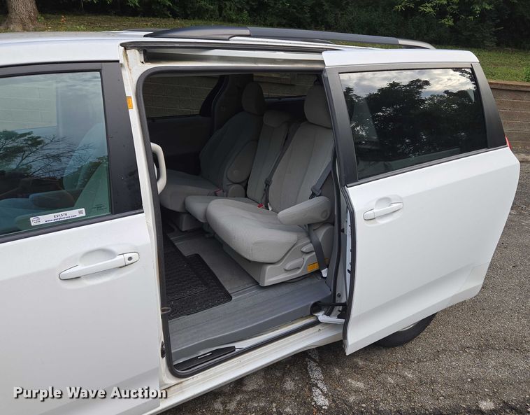 image for item EV1578 2011 Toyota Sienna LE van