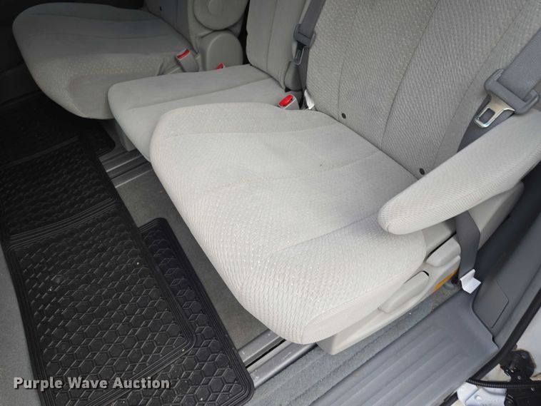 image for item EV1578 2011 Toyota Sienna LE van