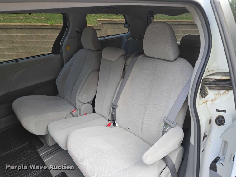 image for item EV1578 2011 Toyota Sienna LE van