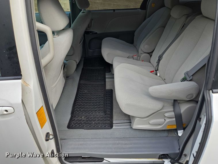 image for item EV1578 2011 Toyota Sienna LE van