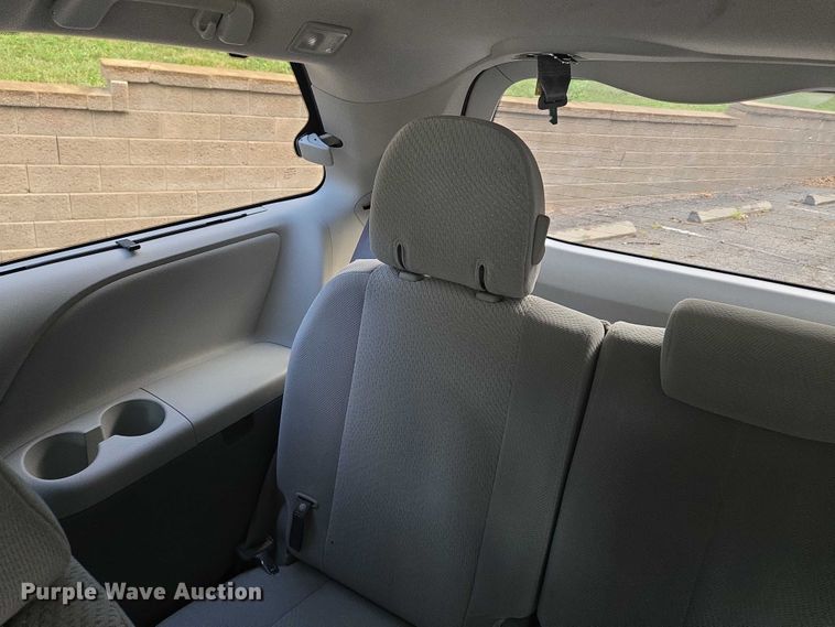 image for item EV1578 2011 Toyota Sienna LE van