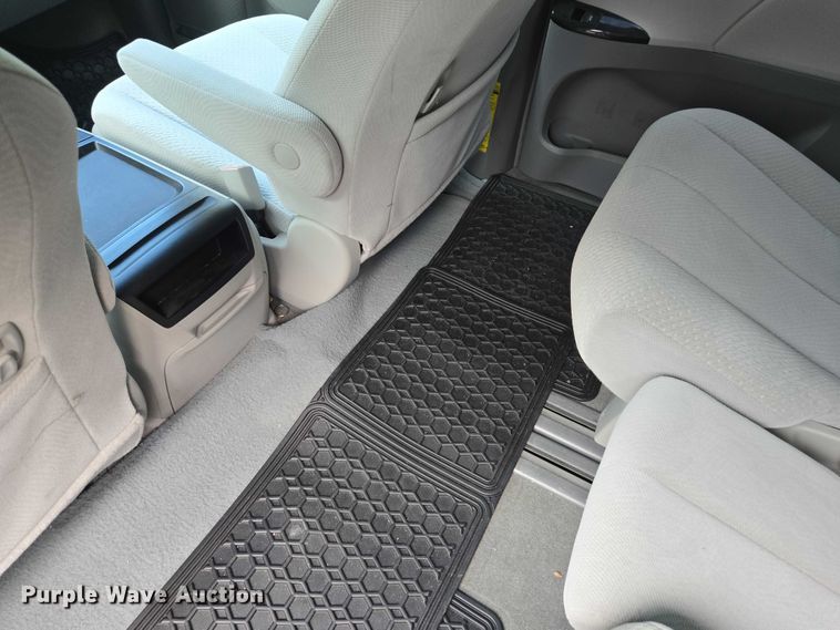 image for item EV1578 2011 Toyota Sienna LE van