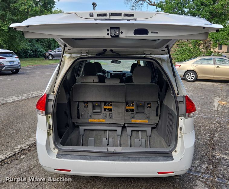image for item EV1578 2011 Toyota Sienna LE van