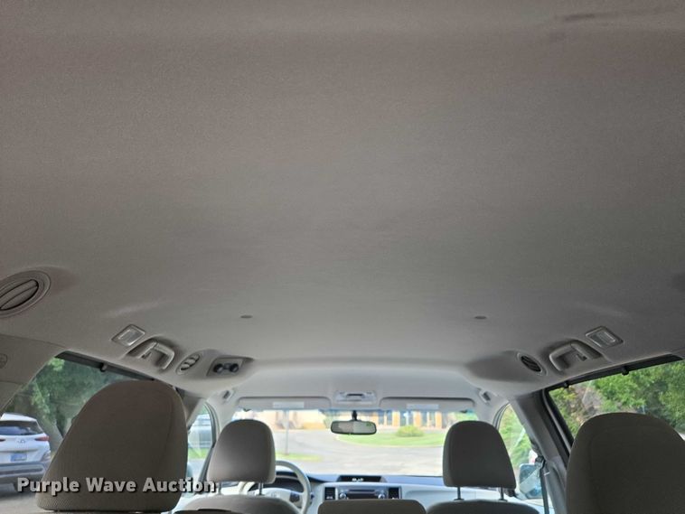 image for item EV1578 2011 Toyota Sienna LE van