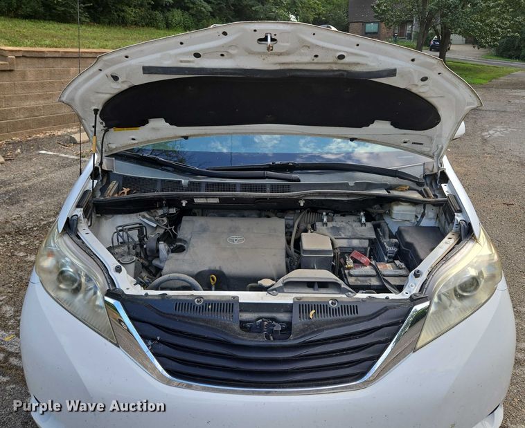 image for item EV1578 2011 Toyota Sienna LE van