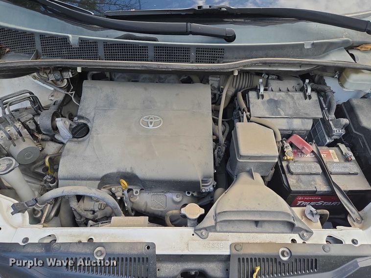 image for item EV1578 2011 Toyota Sienna LE van