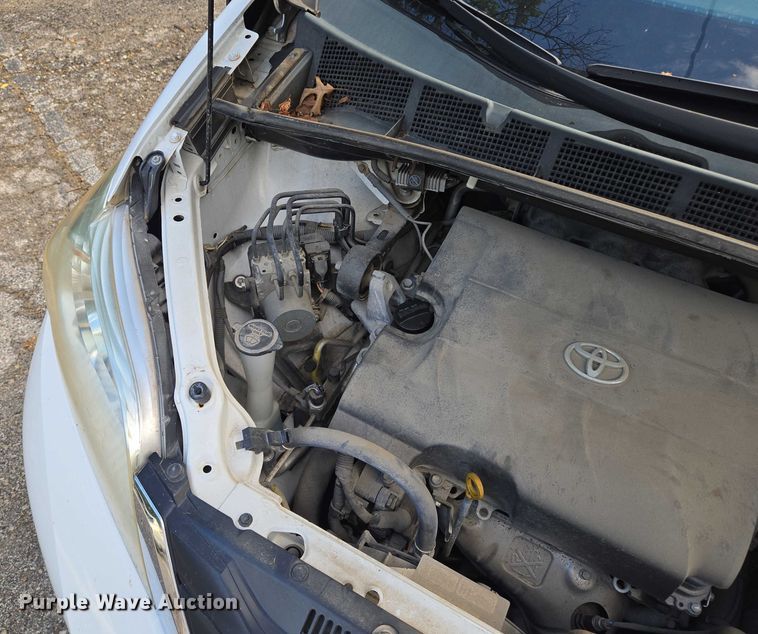 image for item EV1578 2011 Toyota Sienna LE van