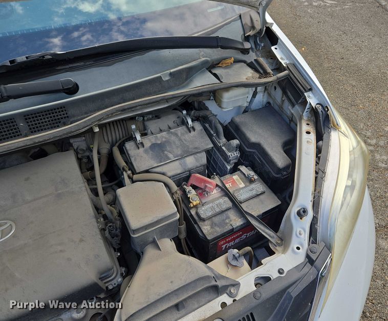 image for item EV1578 2011 Toyota Sienna LE van