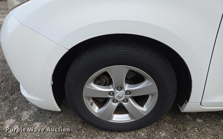 image for item EV1578 2011 Toyota Sienna LE van