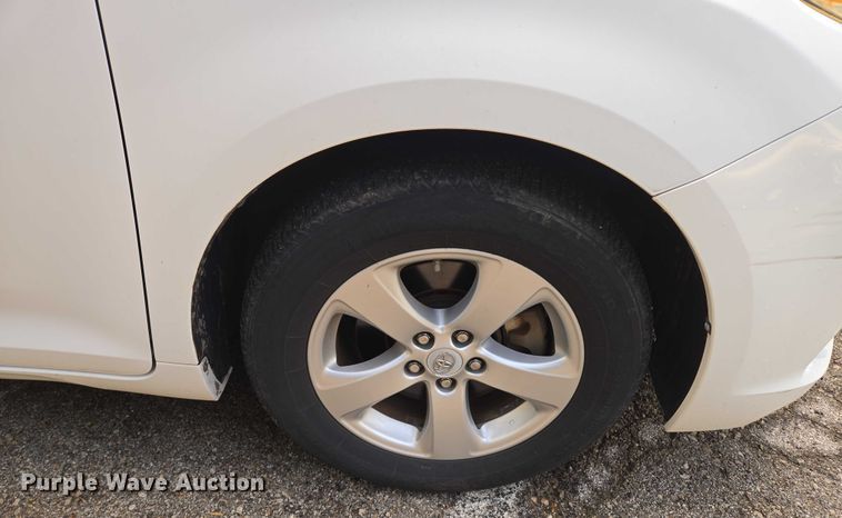 image for item EV1578 2011 Toyota Sienna LE van