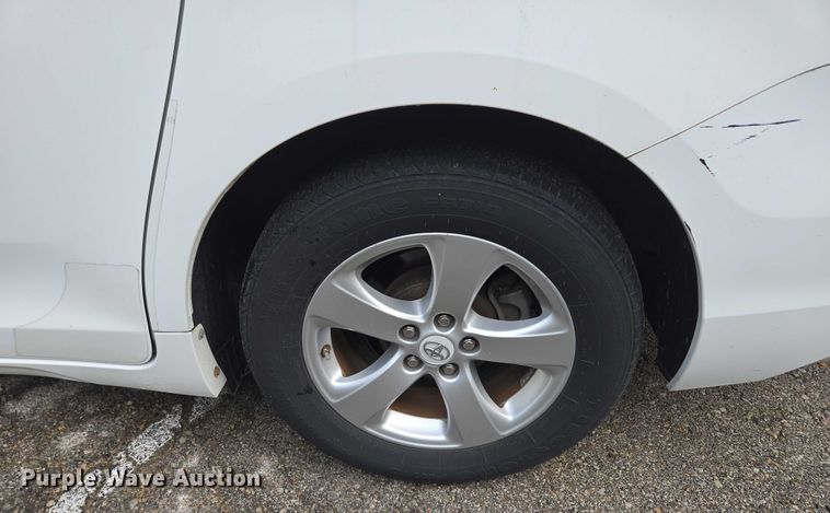 image for item EV1578 2011 Toyota Sienna LE van