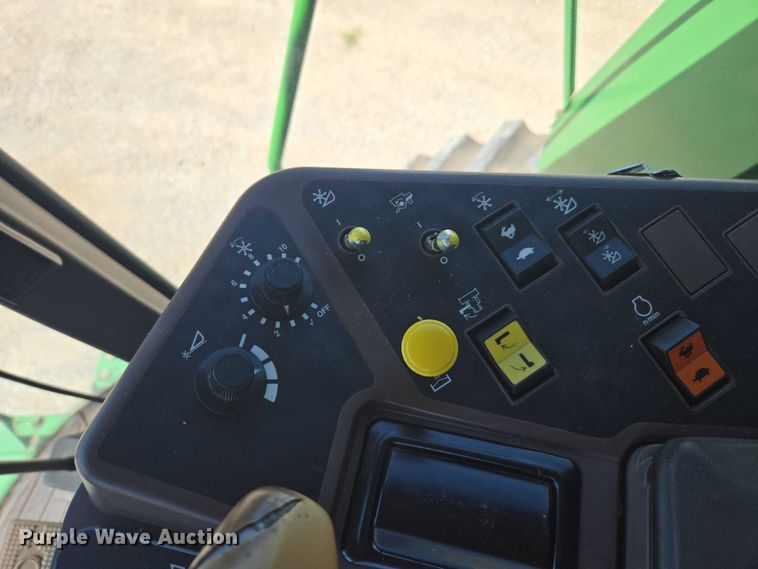 image for item DE2186 1993 John Deere 9500 RWA combine