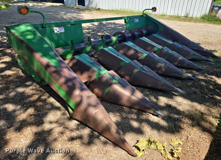 image for item DE2187 John Deere corn head