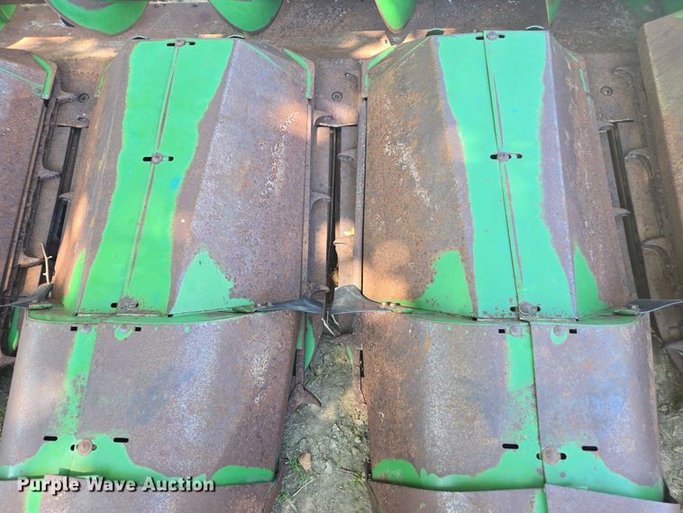image for item DE2187 John Deere corn head