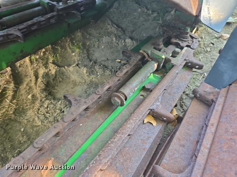 image for item DE2187 John Deere corn head