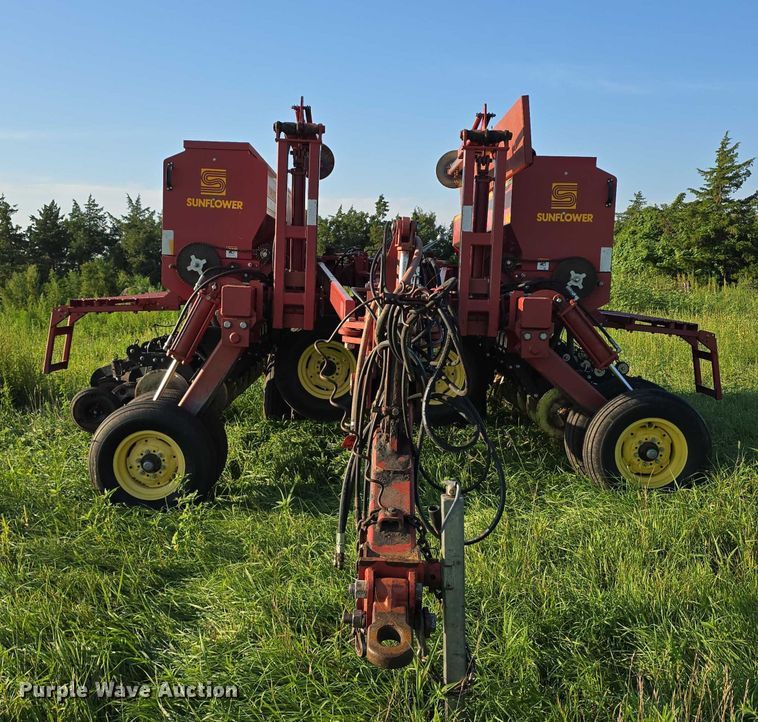 image for item DR3979 Sunflower 9421-25 grain drill