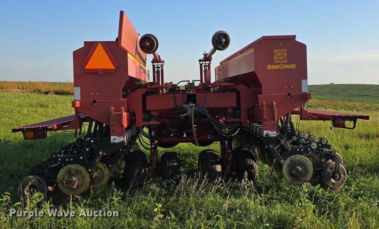 image for item DR3979 Sunflower 9421-25 grain drill