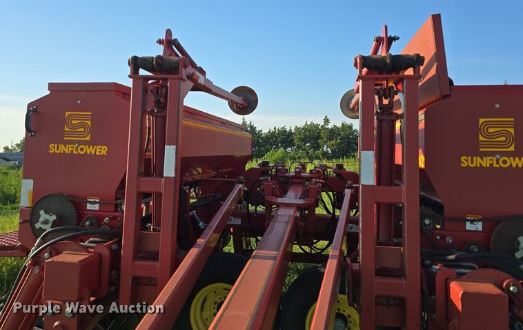 image for item DR3979 Sunflower 9421-25 grain drill