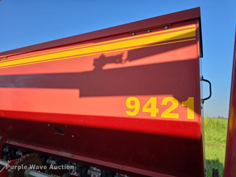 image for item DR3979 Sunflower 9421-25 grain drill