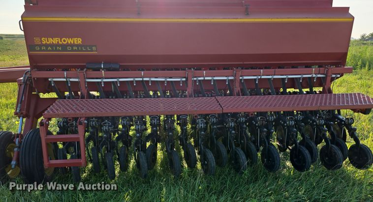 image for item DR3979 Sunflower 9421-25 grain drill