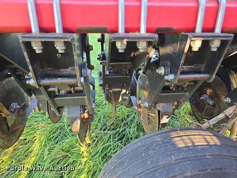 image for item DR3979 Sunflower 9421-25 grain drill