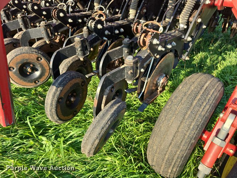 image for item DR3979 Sunflower 9421-25 grain drill