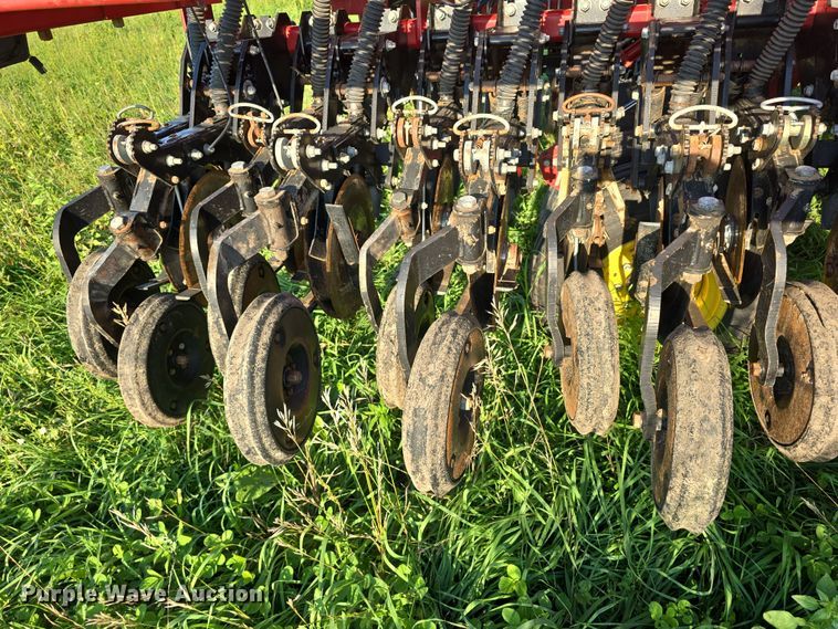 image for item DR3979 Sunflower 9421-25 grain drill