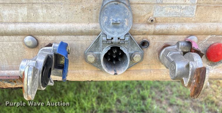 image for item DT3279 1998 Featherlite livestock trailer